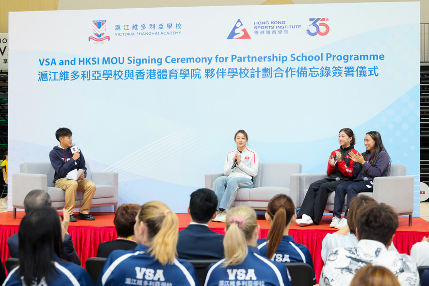 <p>Fencer <strong>Hsieh Sin-yan </strong>(2<sup>nd</sup> from left), artistic swimmer <strong>Meyako Zhao </strong>(2<sup>nd</sup> from right), and swimmer <strong>Ellie Yan</strong> (1<sup>st</sup> from right) shared strategies on balancing training and competition with rigorous studies.&nbsp;(Photo:&nbsp;Victoria Shanghai Academy)</p>
